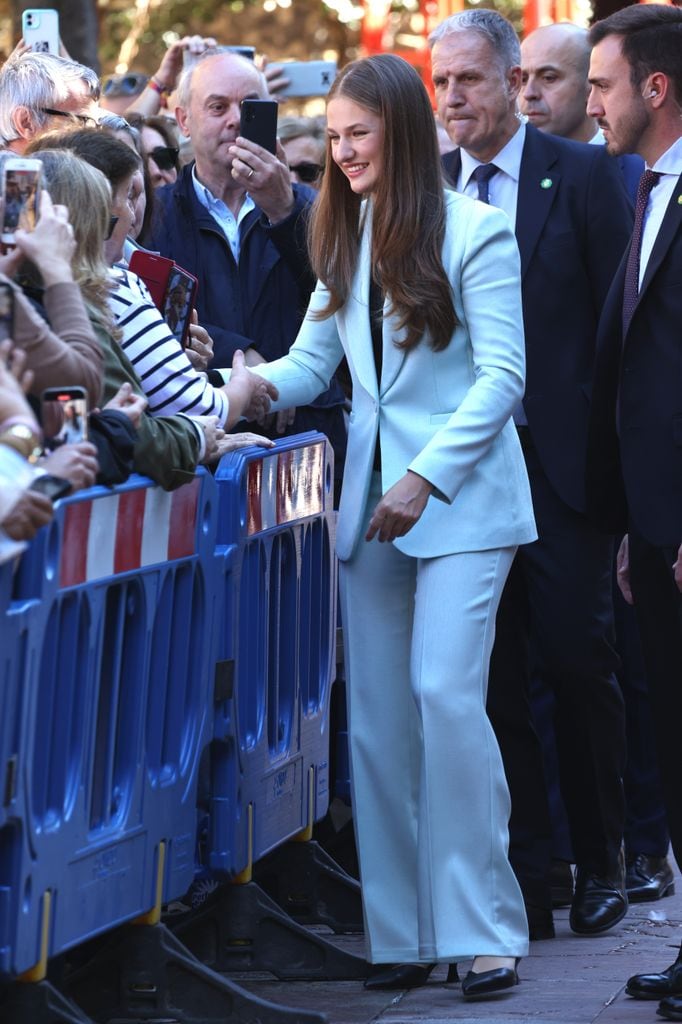 Leonor saludando al público a su llegada para recibir la Medalla de Asturias