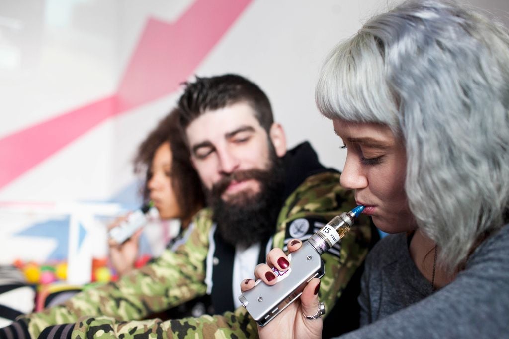 Unos chicos fuman en vaper
