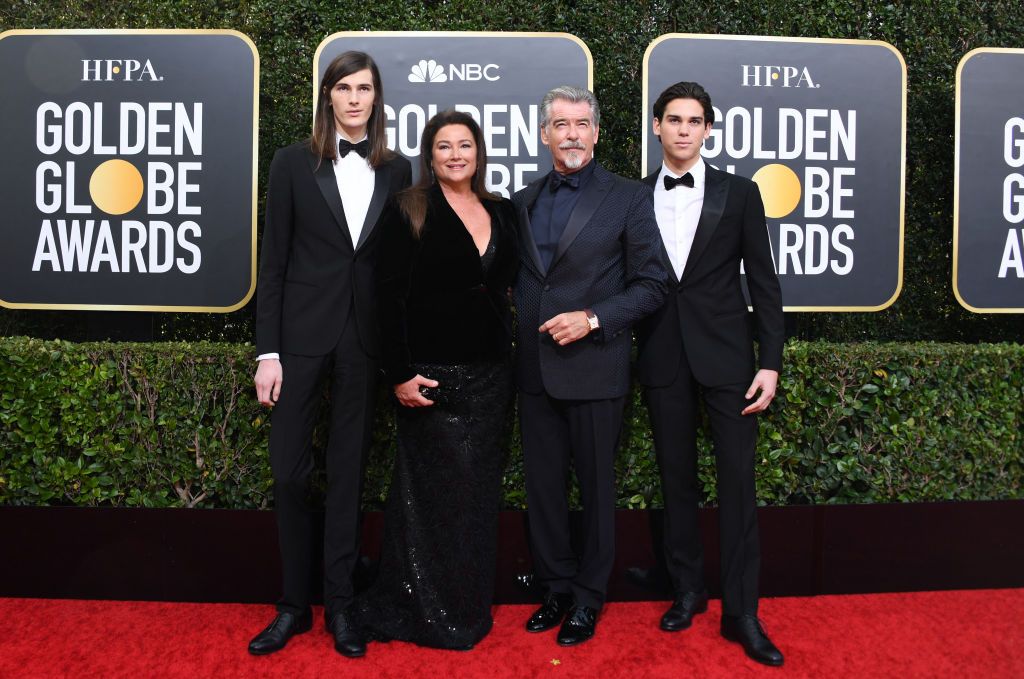 Pierce Brosnan, su esposa Keely Shaye Smith y sus hijos Paris y Dylan Brosnanen los Globo de Oro de 2020