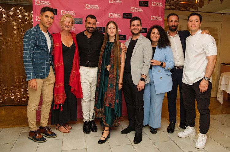 Ana Duato, María Bernardeau y Jaume Sanllorente junto al equipo del restaurante Benarés