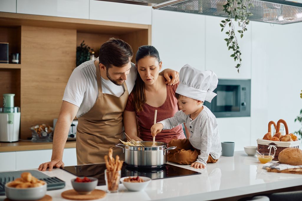 padres cocinando con su hijo espaguetis