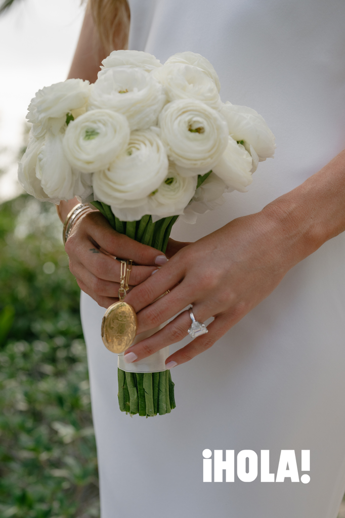 La novia sintió muy cerca a su padre el día de su boda al llevar consigo un relicario que él le había regalado.