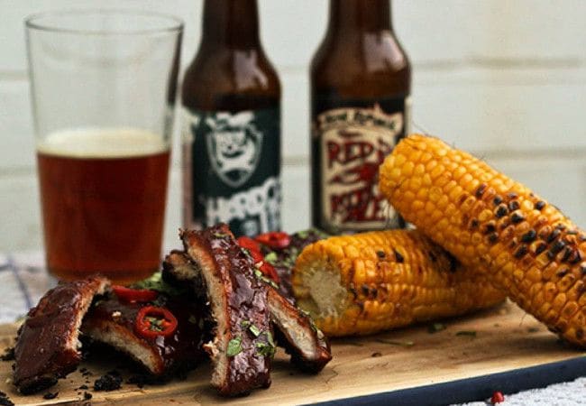 'Costillas asadas servidas con mazorcas de maíz en ‘Jimbo Smokehouse', donde el proceso de ahumado y asado puede durar hasta 12 ó 18 horas.
