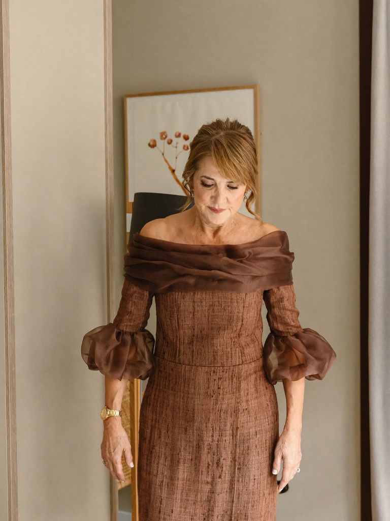 Madrinas de boda con vestidos de seda rústica marrón