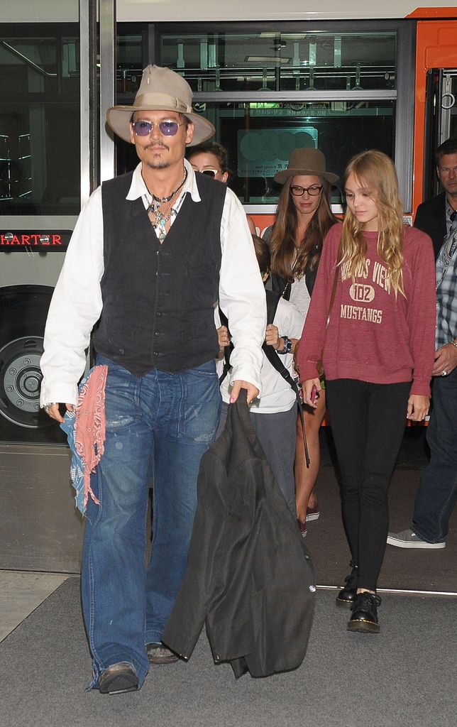 Johnny Depp con su hija Lily Rose en una foto tomada en julio de 2013 en Narita, Japín.