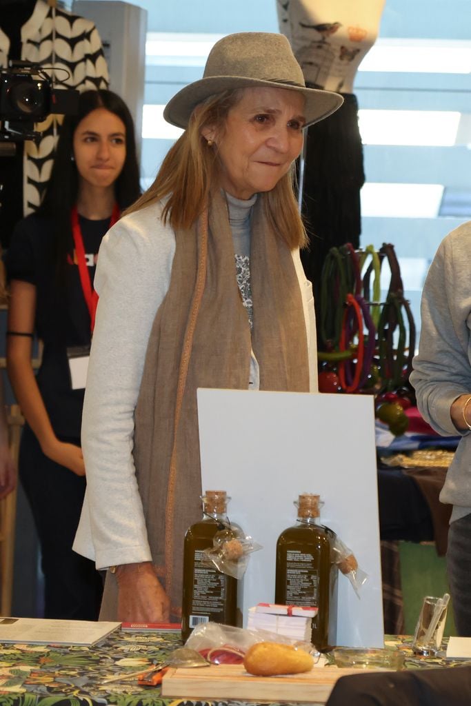 Doña Elena, con bufanda y sombrero