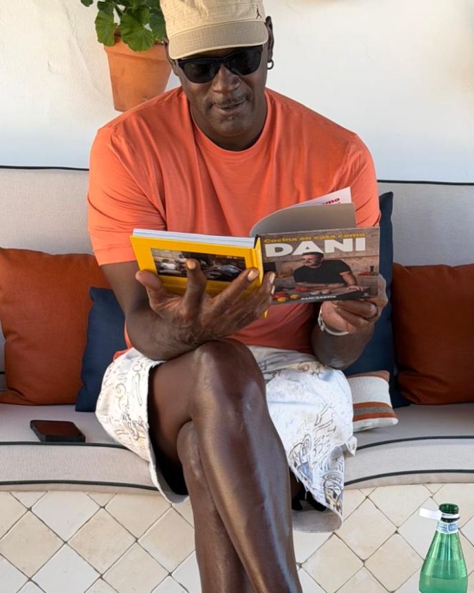 Michael Jordan, ojeando el último libro de cocina de Dani García. 