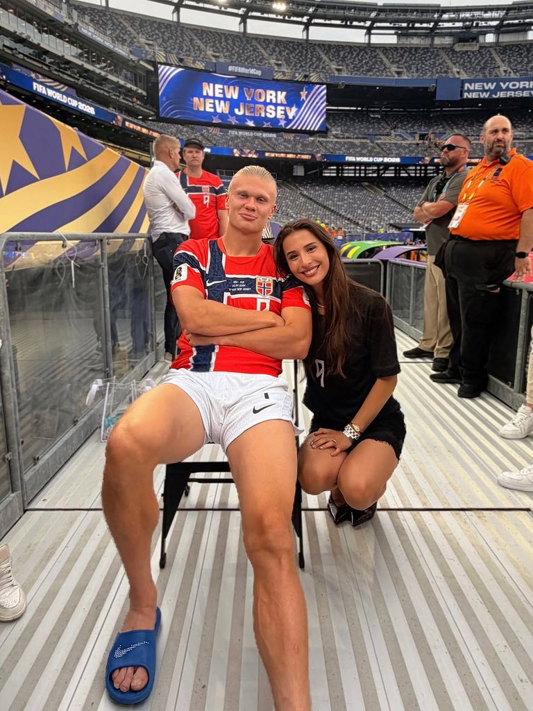 Isabel Haugseng Johansen no ocultó su felicidad al posar junto a Haaland después de la brillante victoria de Noruega frente a Brasil, un partido en el que el delantero firmó un espectacular doblete