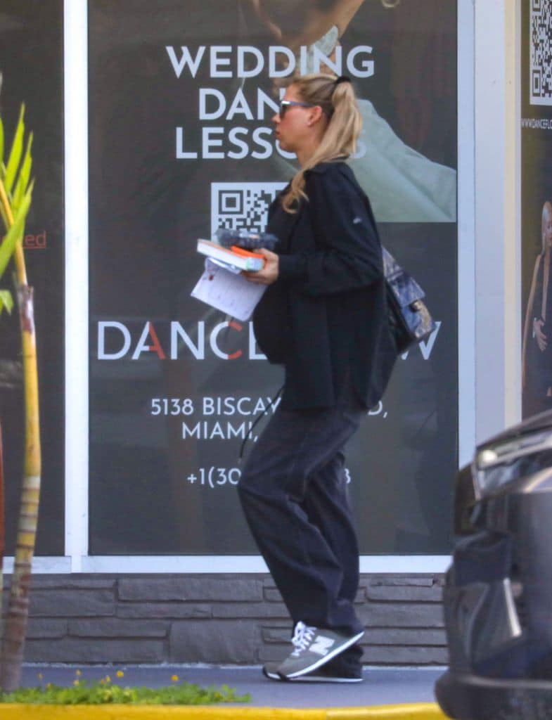 Anna Kournikova muestra su avanzado embarazo en una salida de compras en Miami.