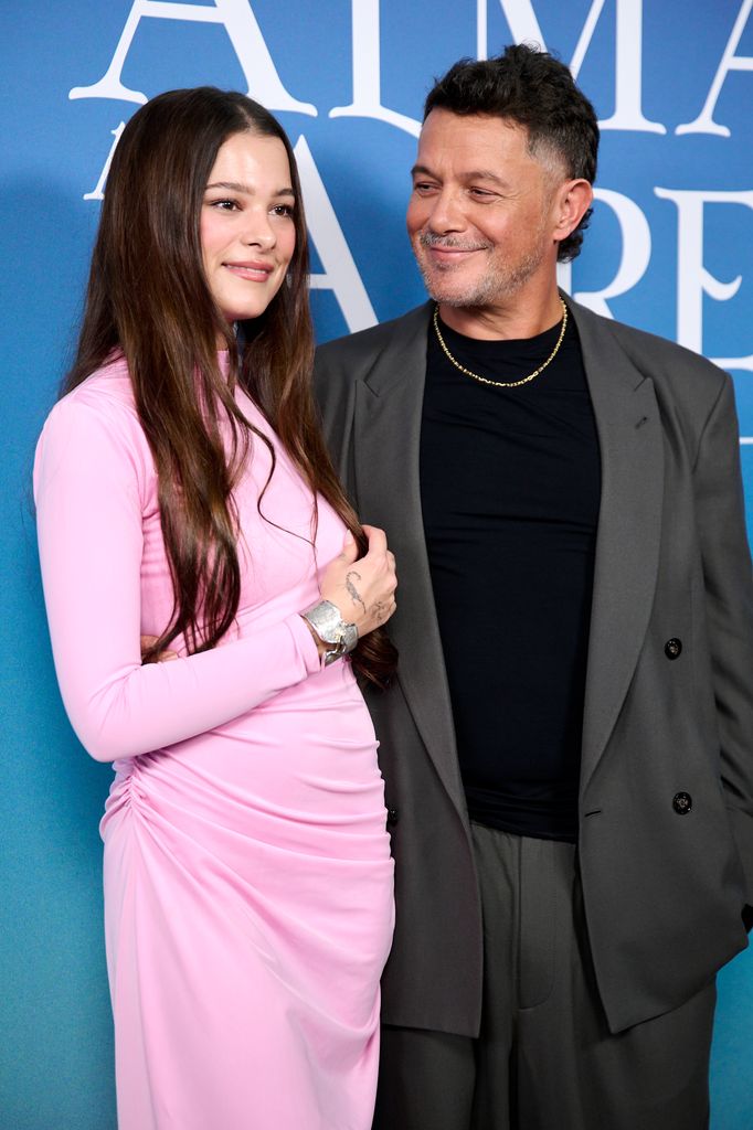 Manuela Sanz con su padre, Alejandro Sanz, en la premier de 'El Alma al Aire' en Madrid. 