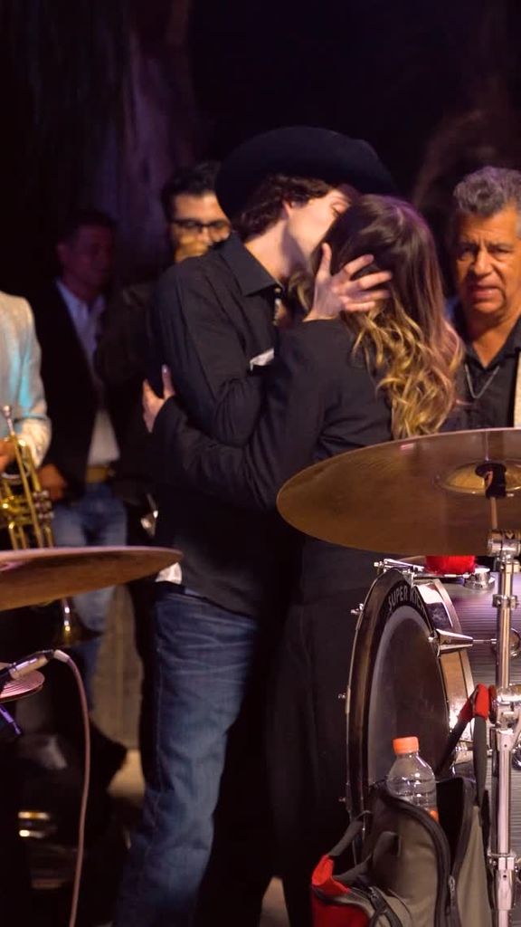Tras su presentación, Mía y Tarik se fundieron en un romántico beso.
