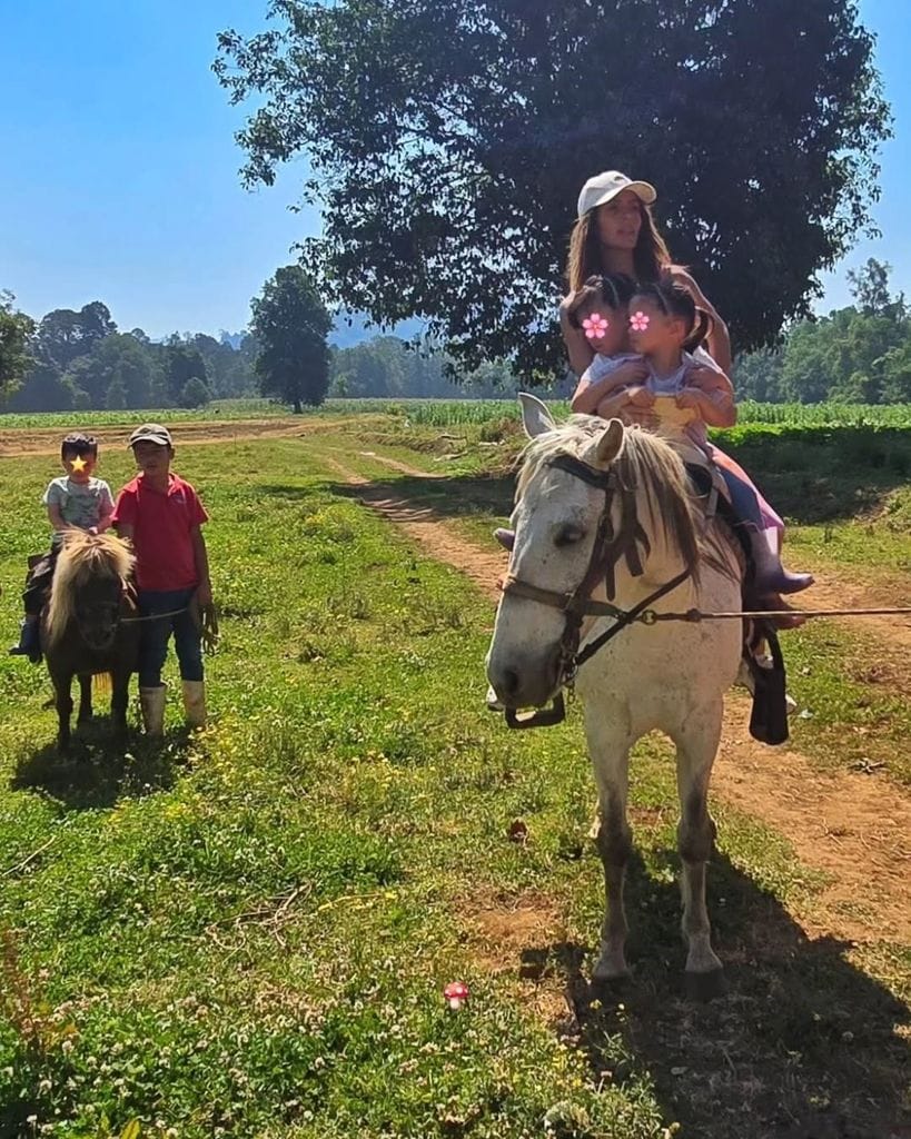 Madre e hija disfrutaron de una cabalgata.