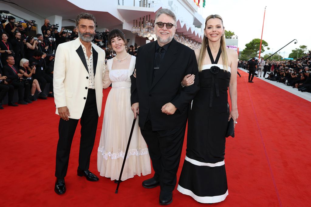 El mexicano y su familia posaron al lado de Oscar Isaac, uno de los protagonistas de 'Frankenstein'