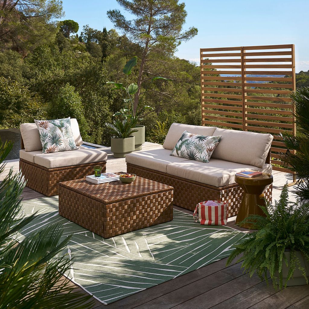 Salón de verano con muebles y alfombra de fibra sintética