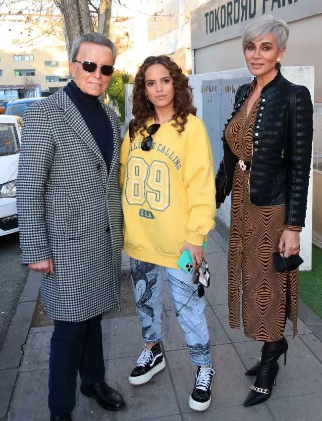 Gloria Ortega con su padre y Ana María Aldón