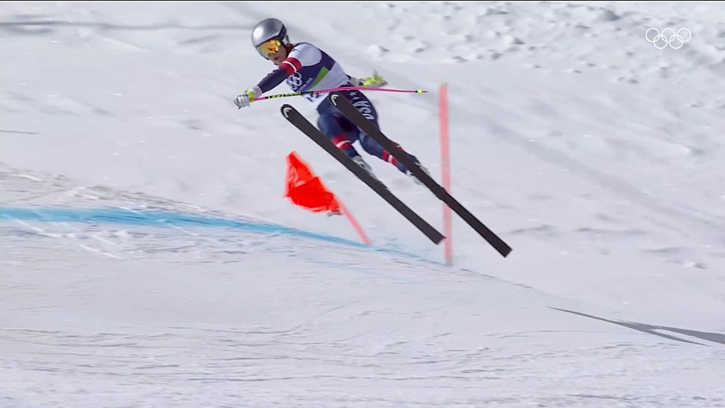 Lindsey Vonn cuando estaba realizando el que sería su último descenso en los Juegos de Invierno 2026