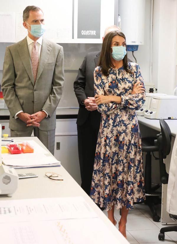 Reina Letizia con vestido de flores