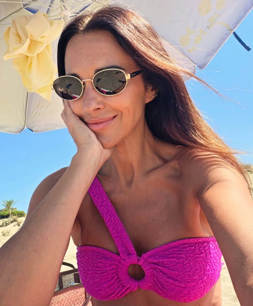 Selfie de Paula Echevarría con bikini rosa asimétrico de Ysabel Mora y gafas de sol