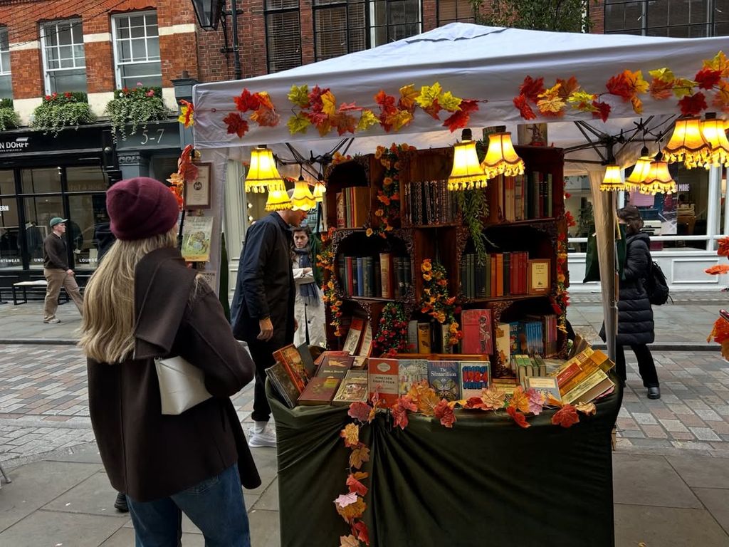 Un abrigo marrón y 3 looks para recorrer Londres de la mano de Daniela Figo
