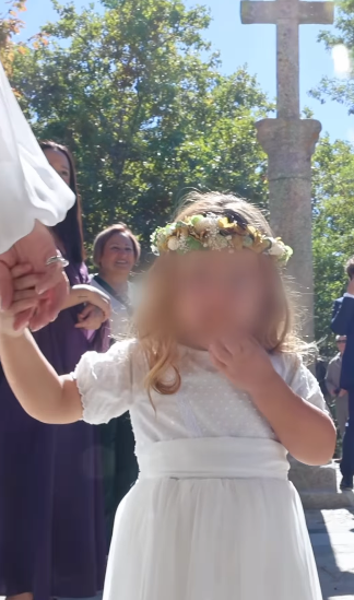 La pequeña lució un vestido estilo romántico y color blanco roto