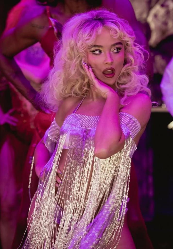 Sabrina en el video de "Tears"
