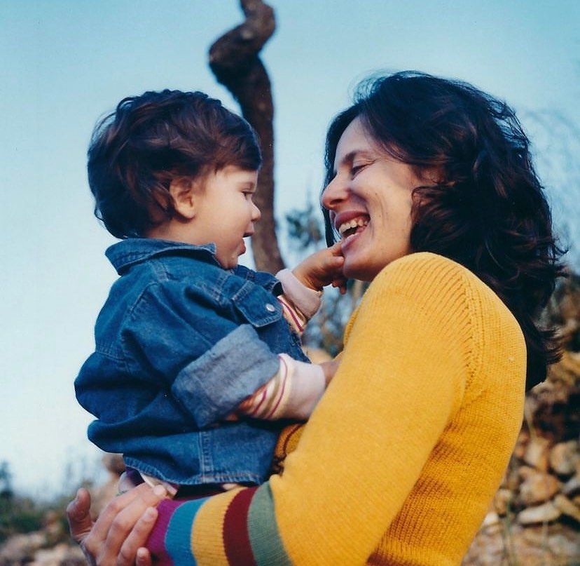 Teo de pequeño con su madre