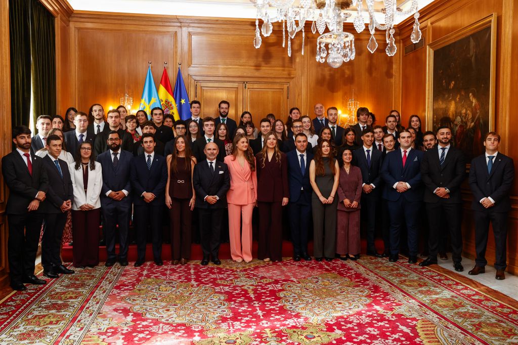 La princesa Leonor y la infanta Sofía, durante una audiencia con los galardonados con los Premios Fin de Carrera de la Universidad de Oviedo, el 23 de octubre de 2026