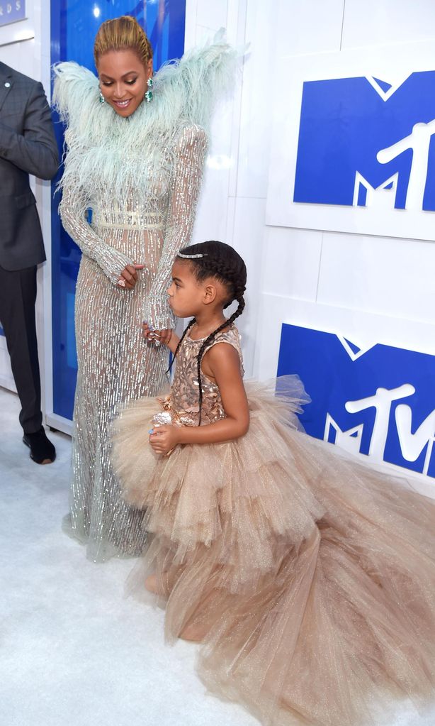beyonce y blue ivy en agosto de 2016 para la ceremonia de los mtv video music awards