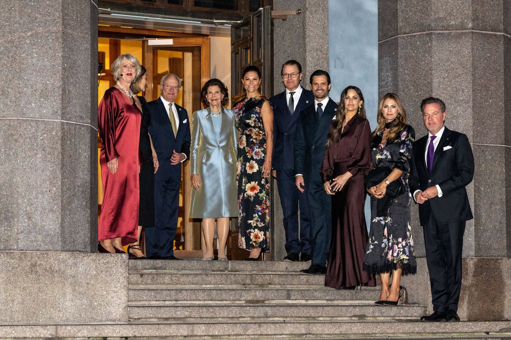 Los Reyes de Suecia con sus tres hijos y sus tres parejas en el Concert Hall de Estocolmo con motivo de la Apertura del Parlamento
