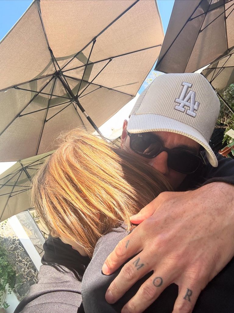 Mauricio Ochmann y su hija Kailani fundidos en un fuerte abrazo.