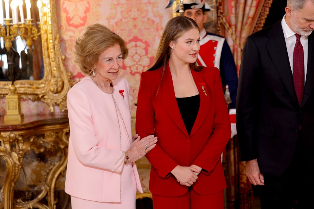 Felipe VI, con un nudo en la garganta, cierra el círculo: entrega a su madre,  la reina Sofía, la distinción que ya dio a la princesa Leonor