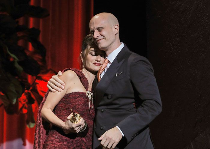Penelope Cruz se abraza muy emocionada al hijo de Sofía Loren, Carlo Ponti, 