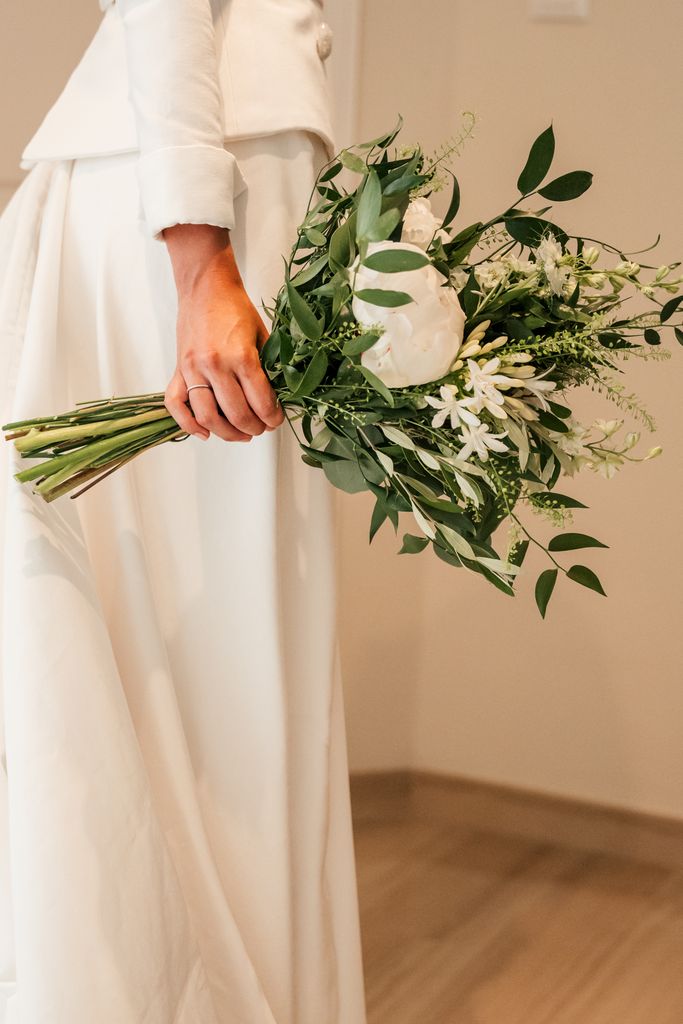 Ramo de novia con olivo y peonías