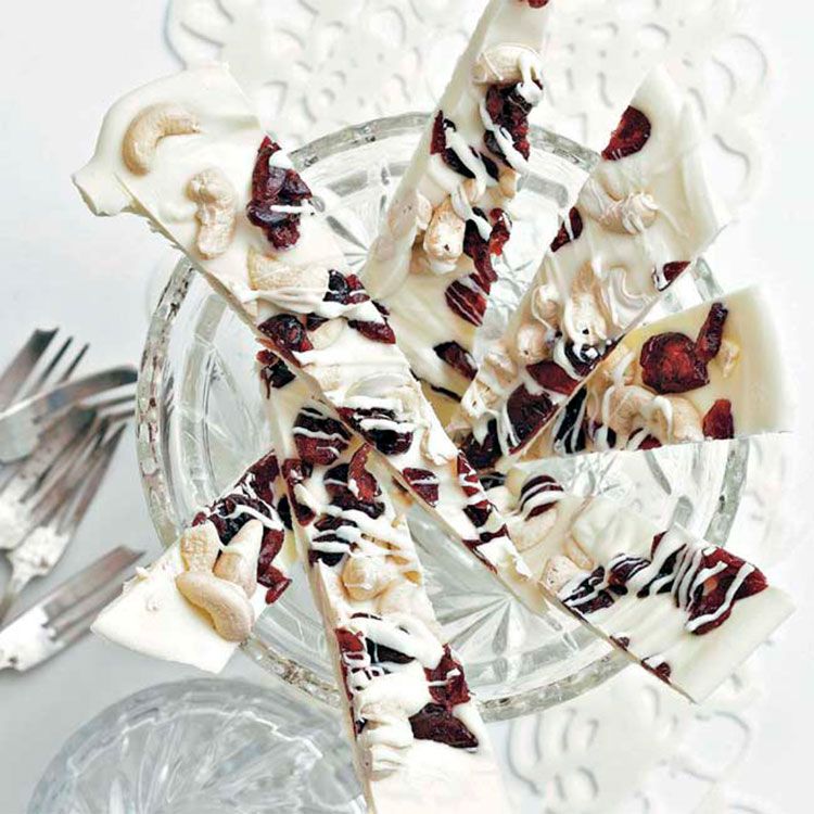 Delicias de chocolate blanco, arándanos y anacardos