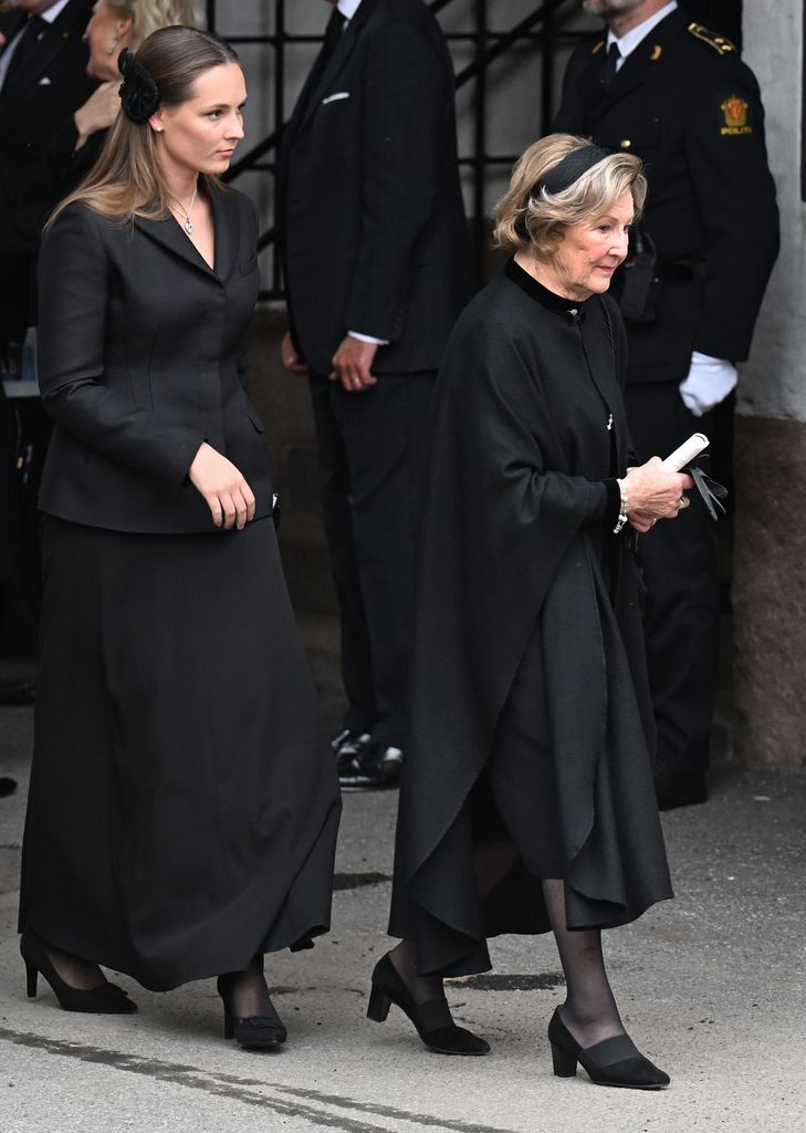 Ingrid de Noruega y la reina Sonia durante el funeral de la princesa Astrid