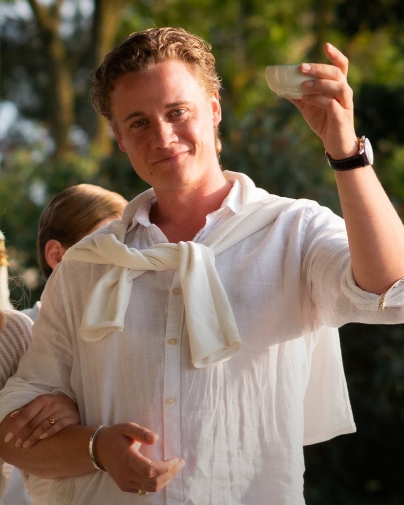 Basil Eidenbenz es Frederick Ellington, el hermano mayor de Alistair y Elaine