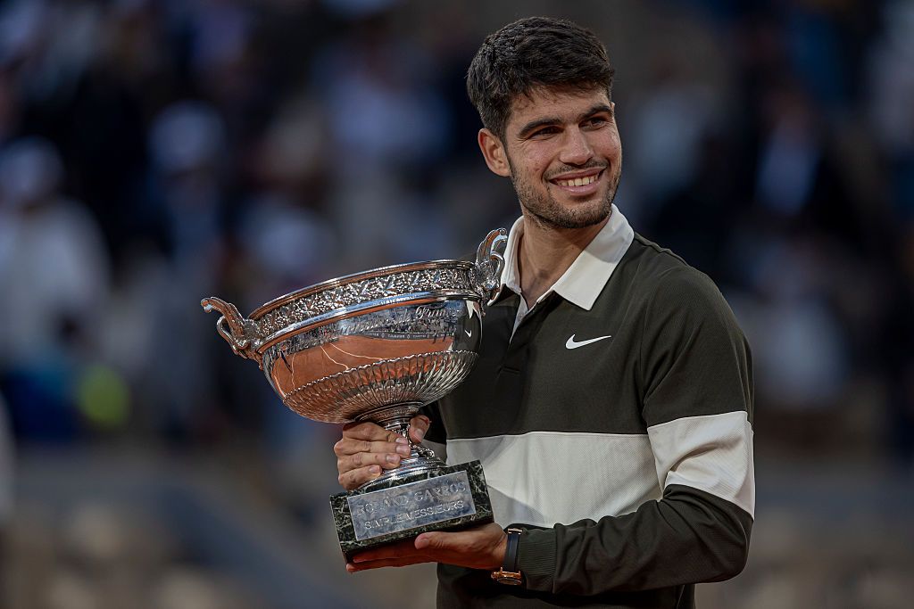 Carlos Alcaraz con la Copa de los Mosqueteros que ganó el año pasado