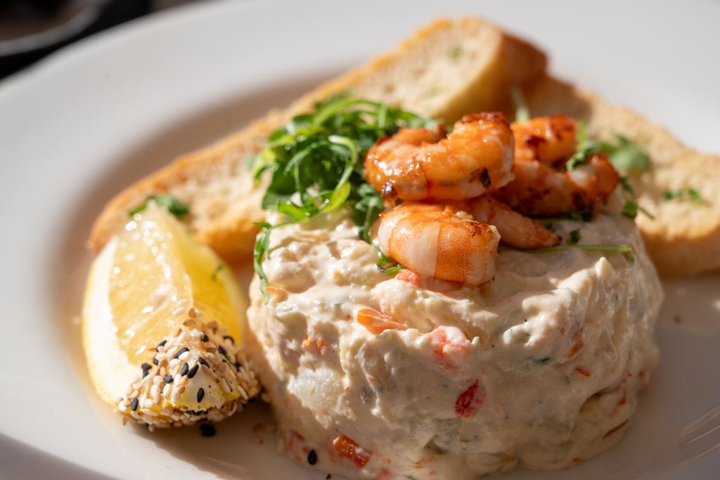 La versión de la ensaladilla rusa de Chicote es con gambas frescas o congeladas que cuece antes.