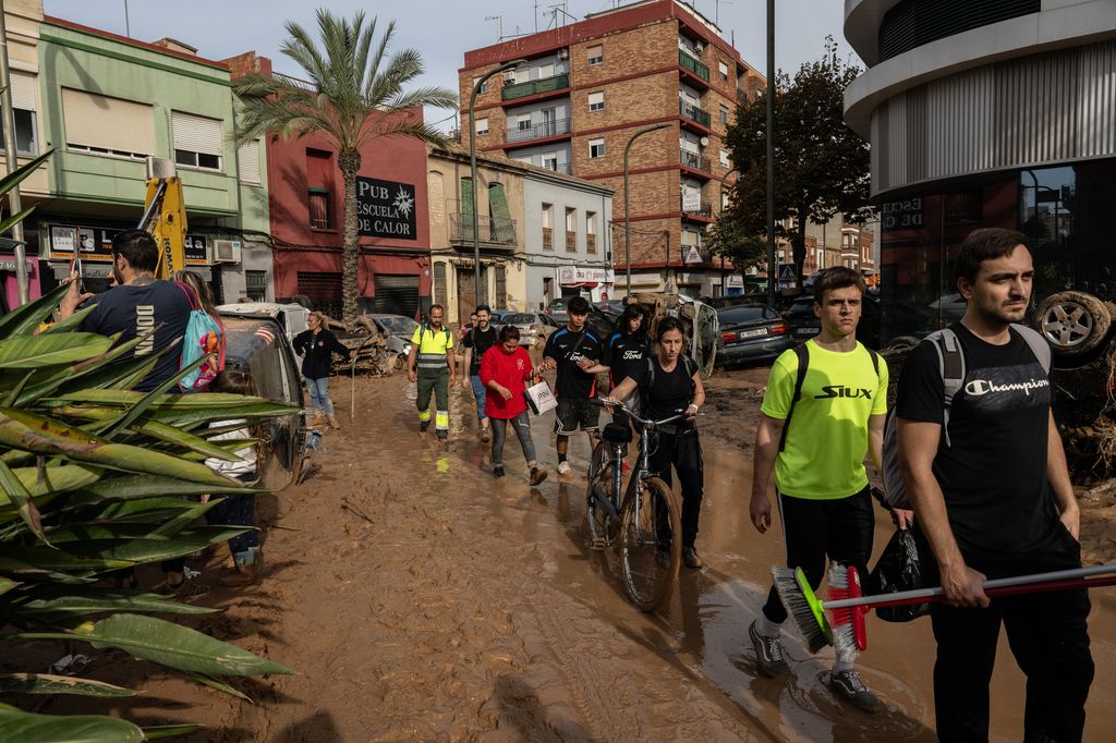 Plano general de Voluntarios ayudando por la DANA de Valencia