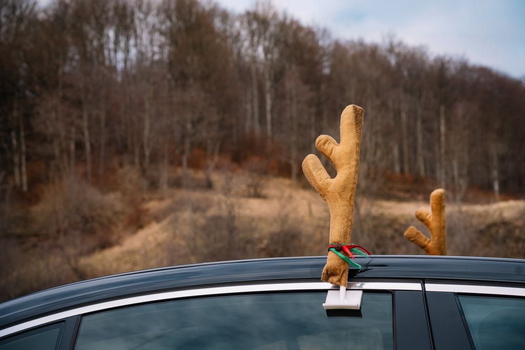 decoración navideña en la ventanilla de un coche