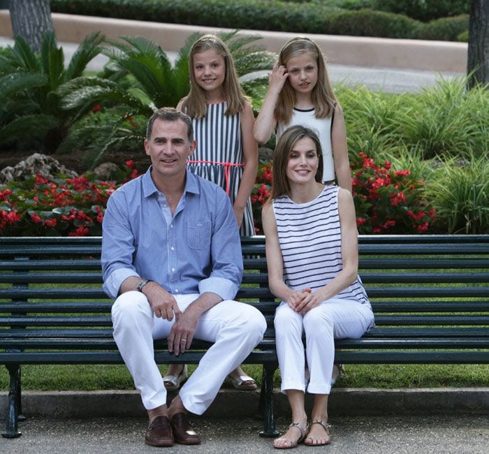 Al tratarse de unas fotografías familiares, el monarca no ha querido entrar en "terrenos políticos" refiriéndose a la delicada situación que se vive en el país esperando que se forme gobierno

