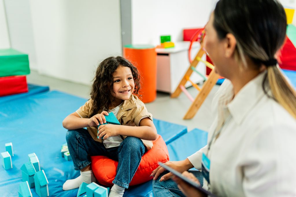 Niño en consulta de psicóloga haciendo una prueba con cubos