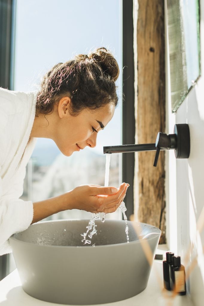 La limpieza matutina elimina impurezas y exceso de grasa acumulados durante la noche