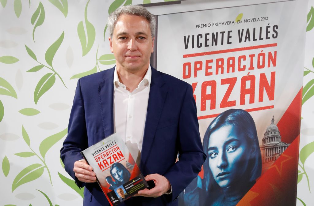 Vallés en el estreno del libro 'Operación Kazán'