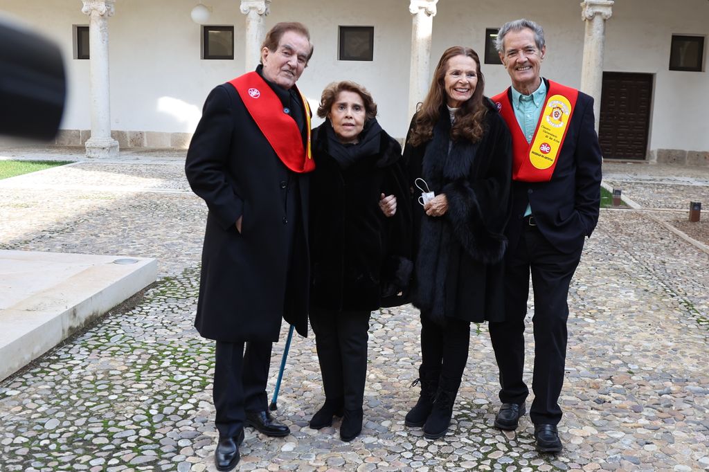 Manolo de la Calva y Ramón Arcusa junto a sus respectivas mujeres