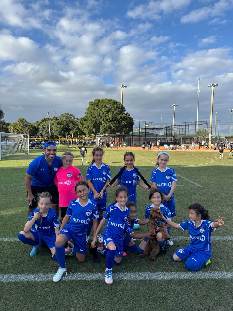 Emilia y Paula junto a sus compañeras del equipo de futbol.