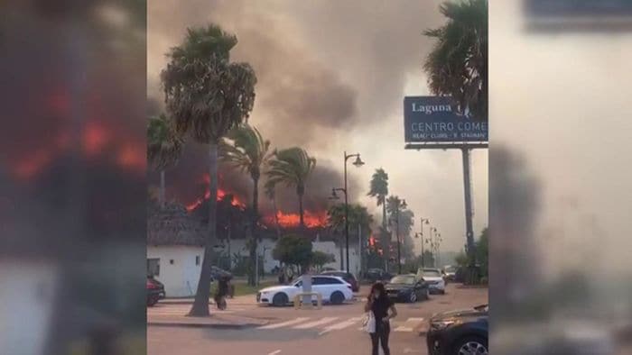A punto de poner fin a la temporada veraniega, Puro Beach ha sufrido un devastador incendio que ha comenzado la tarde de este sábado. Este local de referencia en la Costa del Sol es de varios socios entre los que se encuentra Rosauro Varo