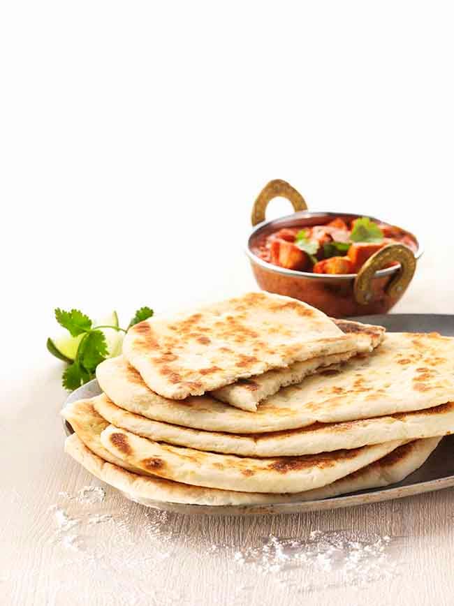 El naan se puede servir solo, con queso o con ajo y perejil, entre otras opciones.