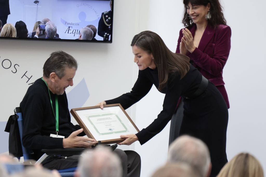 Plano medio de la reina Letizia entregando un premio a Juan Carlos Unzué 
