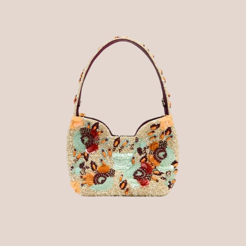 bolso con abalorios de colores